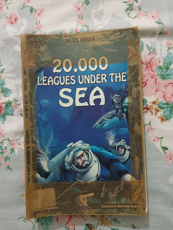 Used Book - 20000 Leagues Under The Sea - Jules Verne - A Classic Comic by Campfire Books