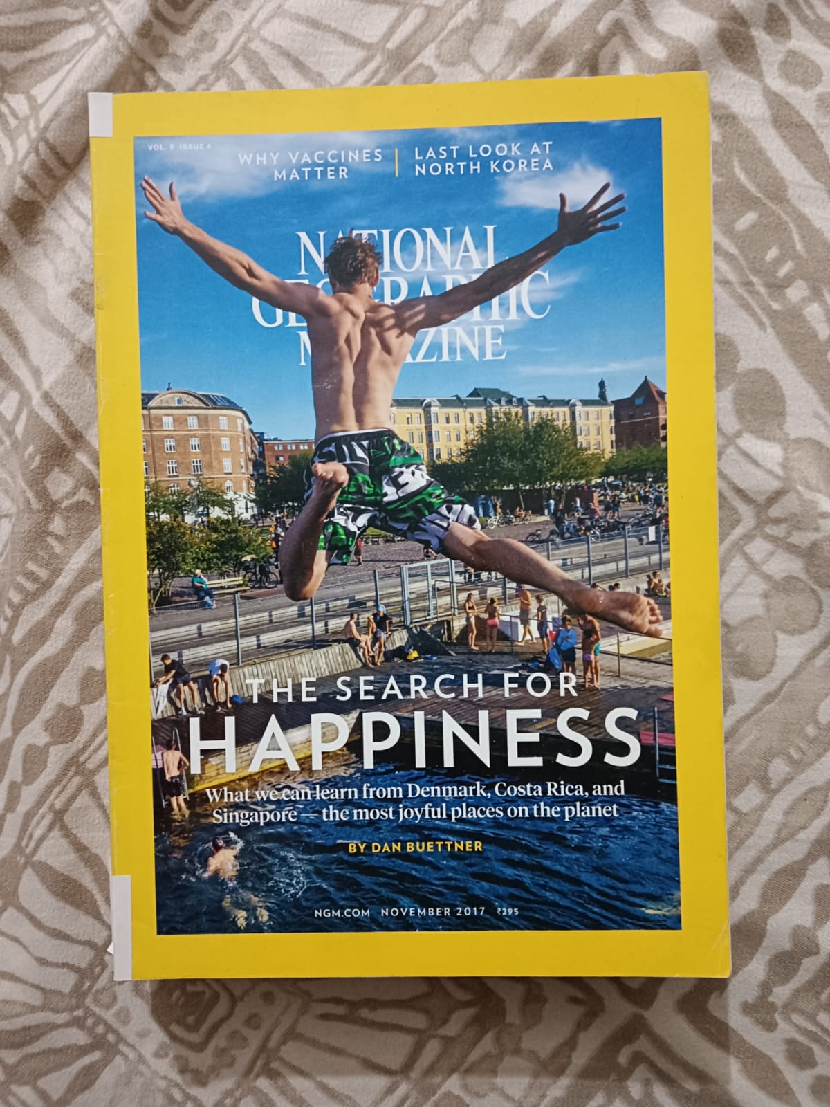 Second Hand Book - National Geographic - The Search of Happiness - What we can Learn from Denmark, Costa Rica and Singapore, The Most Joyful Places on the Planet, by Dan Buettner - Why Vaccines Matter - Last Look At North Korea