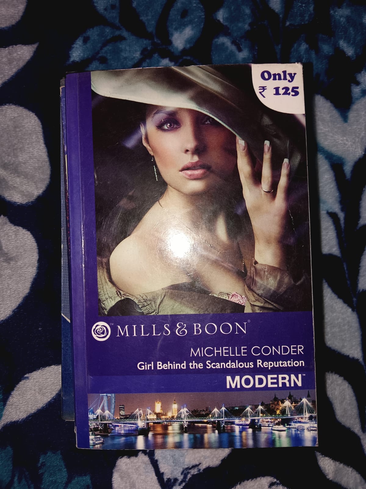 Used Book - Girl Behind the Scandalous Reputation - Michelle Conder - Mills & Boon - Modern Romance - Harlequin