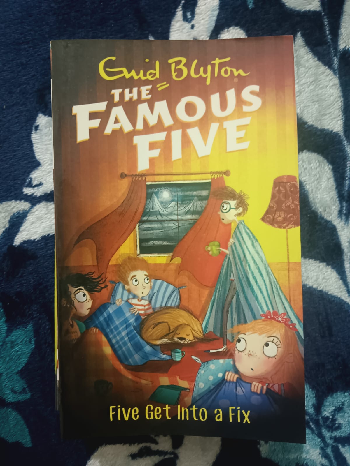 Used Book - Enid Blyton - The Famous Five - Five Get Into A Fix