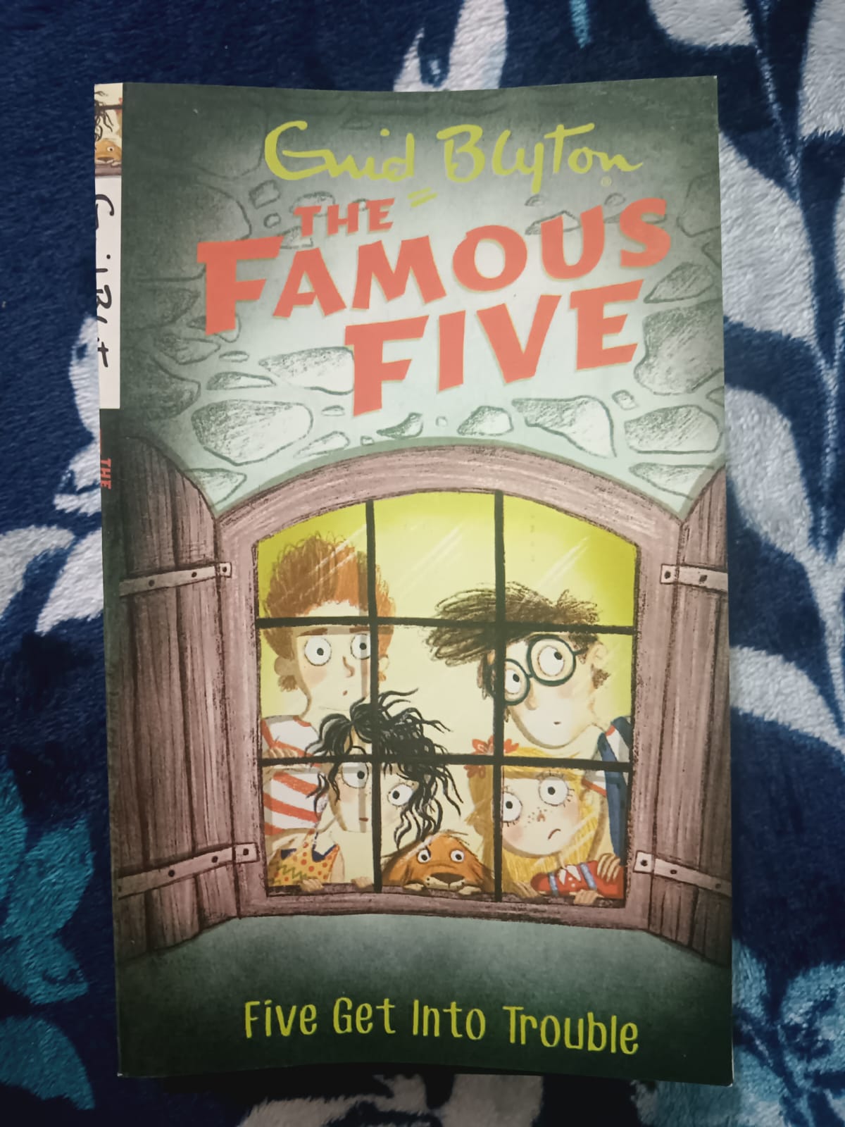 Used Book - Enid Blyton - The Famous Five - Five Get Into A Trouble