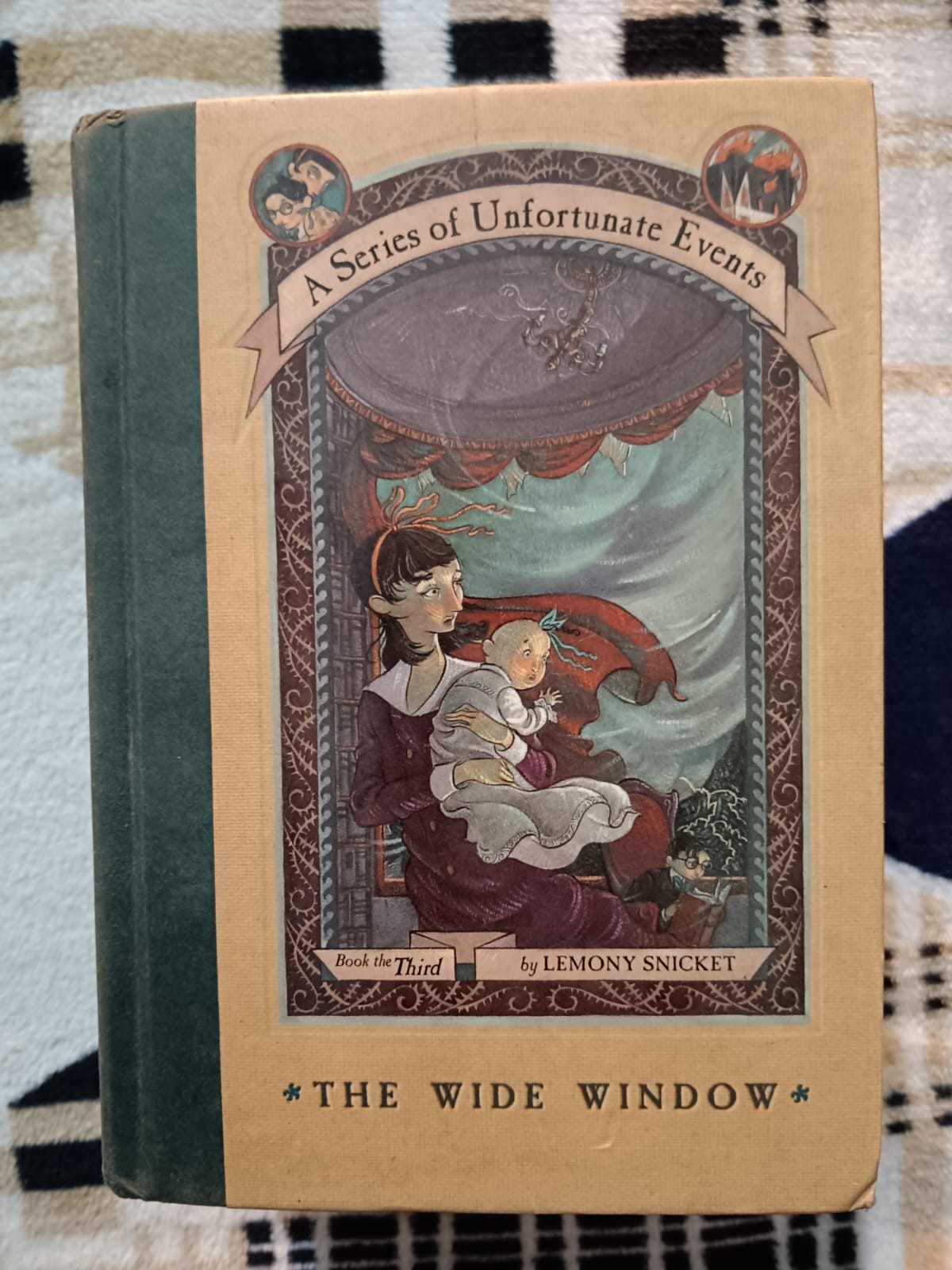 Used Book - A Series of Unfortunate Events - The Wide Window - Lemony Snicket - Illustrations by Brett Helquist - Harper Collins