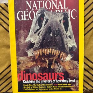 Second Hand Book - National Geographic - Dinosaurs, Cracking The Mystery of How They Lived - Puerto Rico, The State of The Island - West Indies Map - Sky High In Wildest Alaska - Qatar's Move Toward Democracy - Pacific Hotspot - Lemongrass on the Prairie - This National Geographic edition is a brilliant mosaic of discovery and change. From the groundbreaking mysteries of dinosaur life to the political evolution of Qatar and the complex status of Puerto Rico, it bridges the ancient and the modern. With breathtaking Alaskan heights and prairie secrets, it remains a quintessential global explorer’s guide.