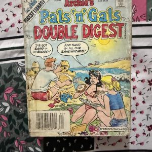Second hand Book - Archie's Pals N Gals - Double Digest - Archie’s Pals 'n' Gals Double Digest is a magnificent celebration of the ultimate comic book community. Showcasing the entire Riverdale gang, it is bursting with double the chaotic adventures, diverse teenage drama, and timeless humor. This pocket-sized powerhouse brilliantly proves that friendship and fun never go out of style.