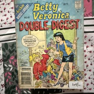 Second hand Book - Betty & Veronica - Double Digest - Betty & Veronica Double Digest serves up a double helping of Riverdale’s premier friendship and rivalry. Filled with twice the fashion, dating dilemmas, and classic humor, it perfectly captures the enduring bond between the ultimate girl-next-door and the glamorous heiress. It is a vibrant, pocket-sized goldmine of timeless, feel-good fun.