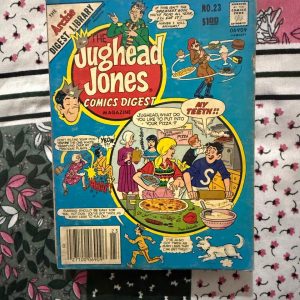 Second hand Book - Jughead Jones Comics Digest Magazine - Vintage Edition - Jughead Jones Comics Digest Magazine is a hilarious tribute to Riverdale’s premier burger-loving nonconformist. Bursting with classic adventures, crown-wearing antics, and his trademark sarcastic wit, this pocket-sized powerhouse delivers double the laughs. It is a delightfully charming read that perfectly celebrates the ultimate lazy genius and his timeless comic escapades.