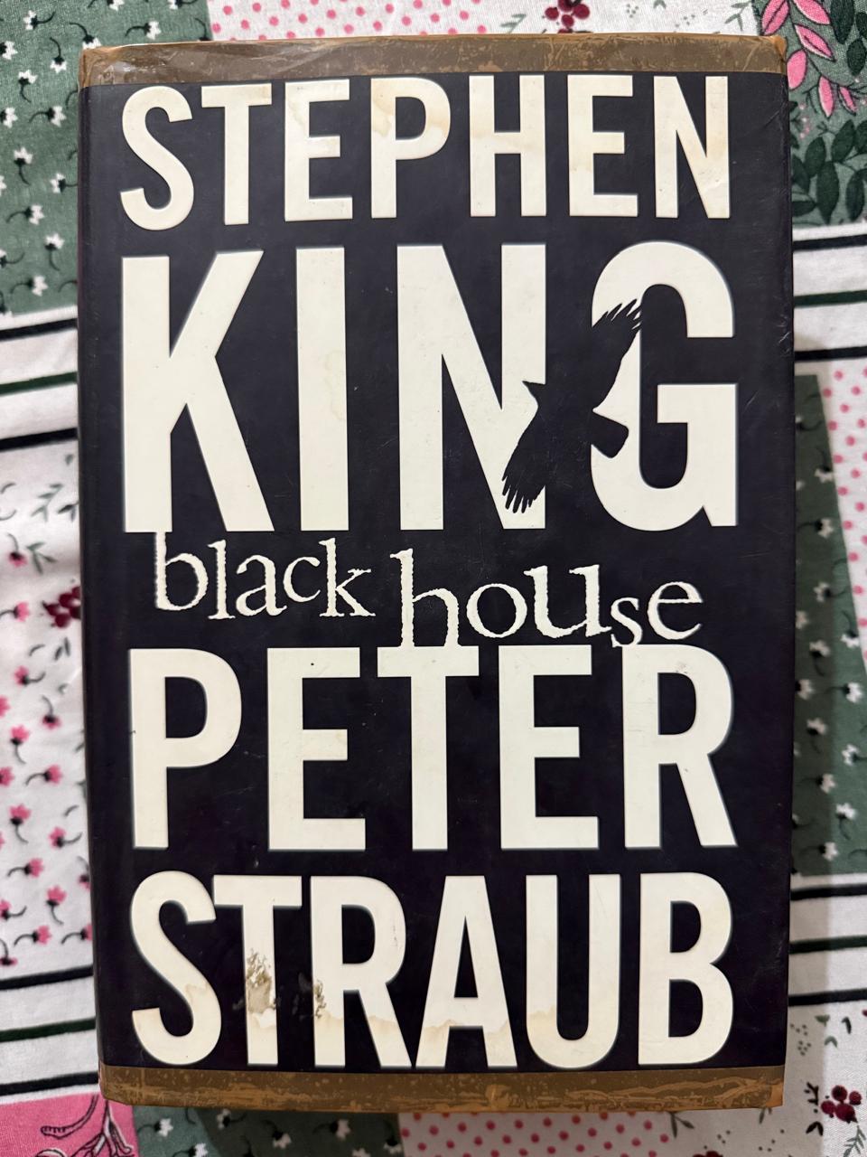 Second hand book - Black House - Stephen King - Peter Straub - Stephen King and Peter Straub’s Black House is a breathtakingly dark epic that masterfully blends cosmic horror with gritty crime thriller. This riveting sequel to The Talisman follows a retired detective tracking a sinister serial killer linked to another world. It is a terrifying, richly atmospheric, and completely unputdownable masterpiece.