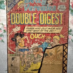 Second hand Book - Betty & Veronica - Double Digest - Betty & Veronica Double Digest serves up a double helping of Riverdale’s premier friendship and rivalry. Filled with twice the fashion, dating dilemmas, and classic humor, it perfectly captures the enduring bond between the ultimate girl-next-door and the glamorous heiress. It is a vibrant, pocket-sized goldmine of timeless, feel-good fun.