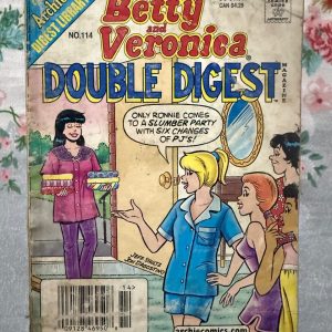 Second hand Book - Betty & Veronica - Double Digest - Betty & Veronica Double Digest serves up a double helping of Riverdale’s premier friendship and rivalry. Filled with twice the fashion, dating dilemmas, and classic humor, it perfectly captures the enduring bond between the ultimate girl-next-door and the glamorous heiress. It is a vibrant, pocket-sized goldmine of timeless, feel-good fun.