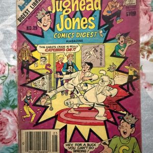 Second hand Book - Jughead Jones Comics Digest Magazine - Vintage Edition - Jughead Jones Comics Digest Magazine is a hilarious tribute to Riverdale’s premier burger-loving nonconformist. Bursting with classic adventures, crown-wearing antics, and his trademark sarcastic wit, this pocket-sized powerhouse delivers double the laughs. It is a delightfully charming read that perfectly celebrates the ultimate lazy genius and his timeless comic escapades.