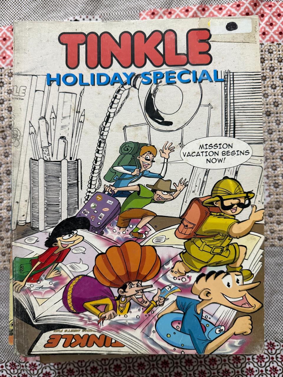 Used Book - Tinkle Holiday Special - Children's Comic - Tinkle Digest is a legendary cornerstone of Indian childhood, blending humor, adventure, and education seamlessly. Through iconic characters and engaging stories, it fosters a lifelong love for reading and creativity. This vibrant, pocket-sized treasure remains a nostalgic favorite, continuing to spark imagination and bring joy to generations of young readers.